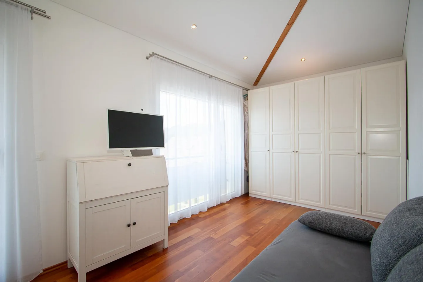 Ampia casa unifamiliare in una posizione tranquilla e soleggiata - Foto 20 di 22