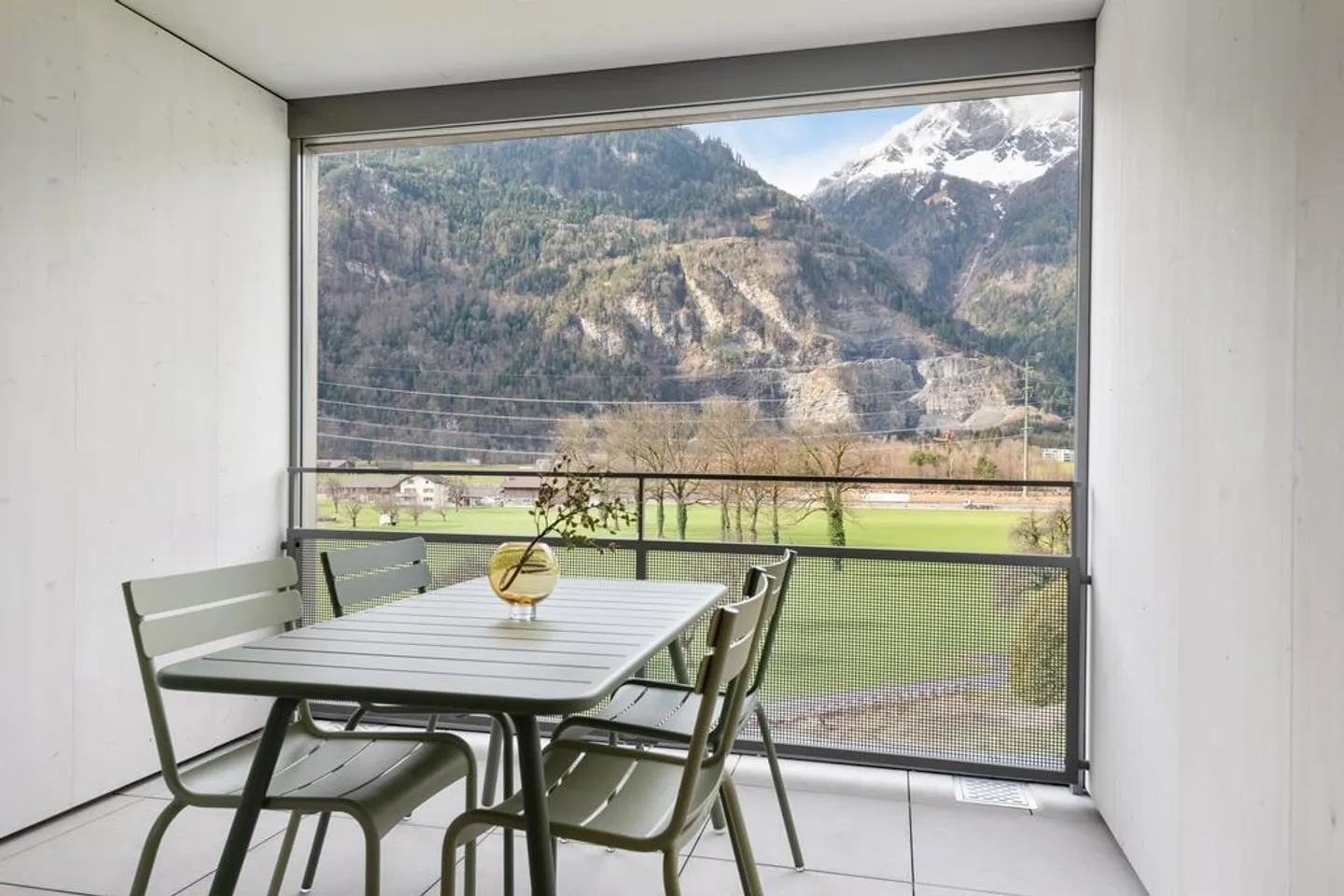 Dreamlike view, modern and ideal transport connections included! - Photo 8 of 11