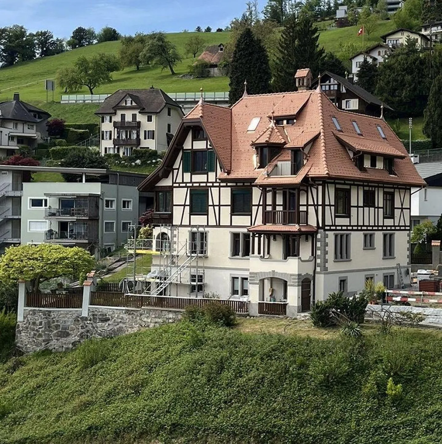 4.5-Zimmer-Liebhaberwohnung (115 m2) mit See- und Bergpanorama - Photo 1 of 8