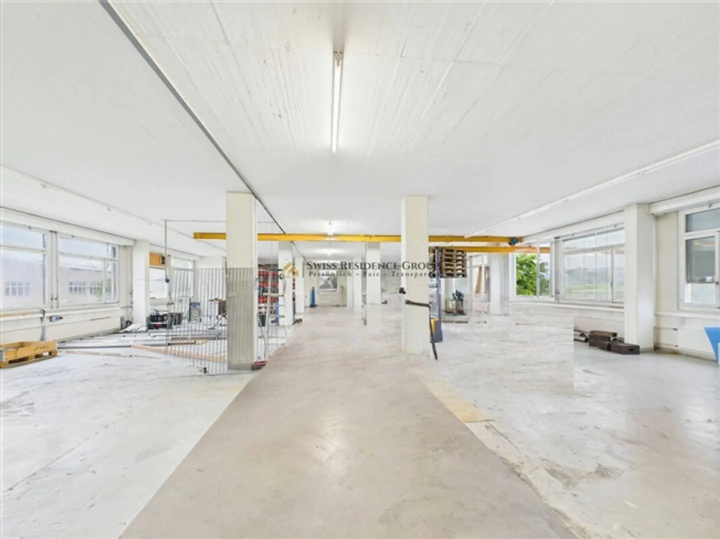 «Attraktive Gewerbefläche mit Hebebühne, Büro & Parkplätzen» - Foto 1 von 14