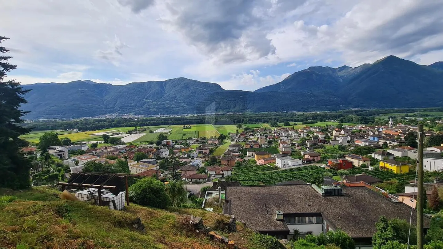 TRANQUILLO E SOLEGGIATO CON VISTA - Foto 1 di 5