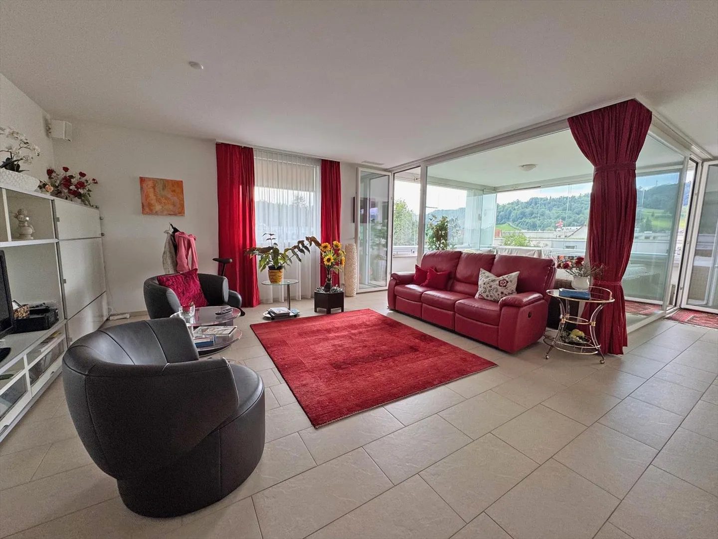 Appartement moderne de 4,5 pièces avec loggia spacieuse dans la forêt - Photo 2 sur 9