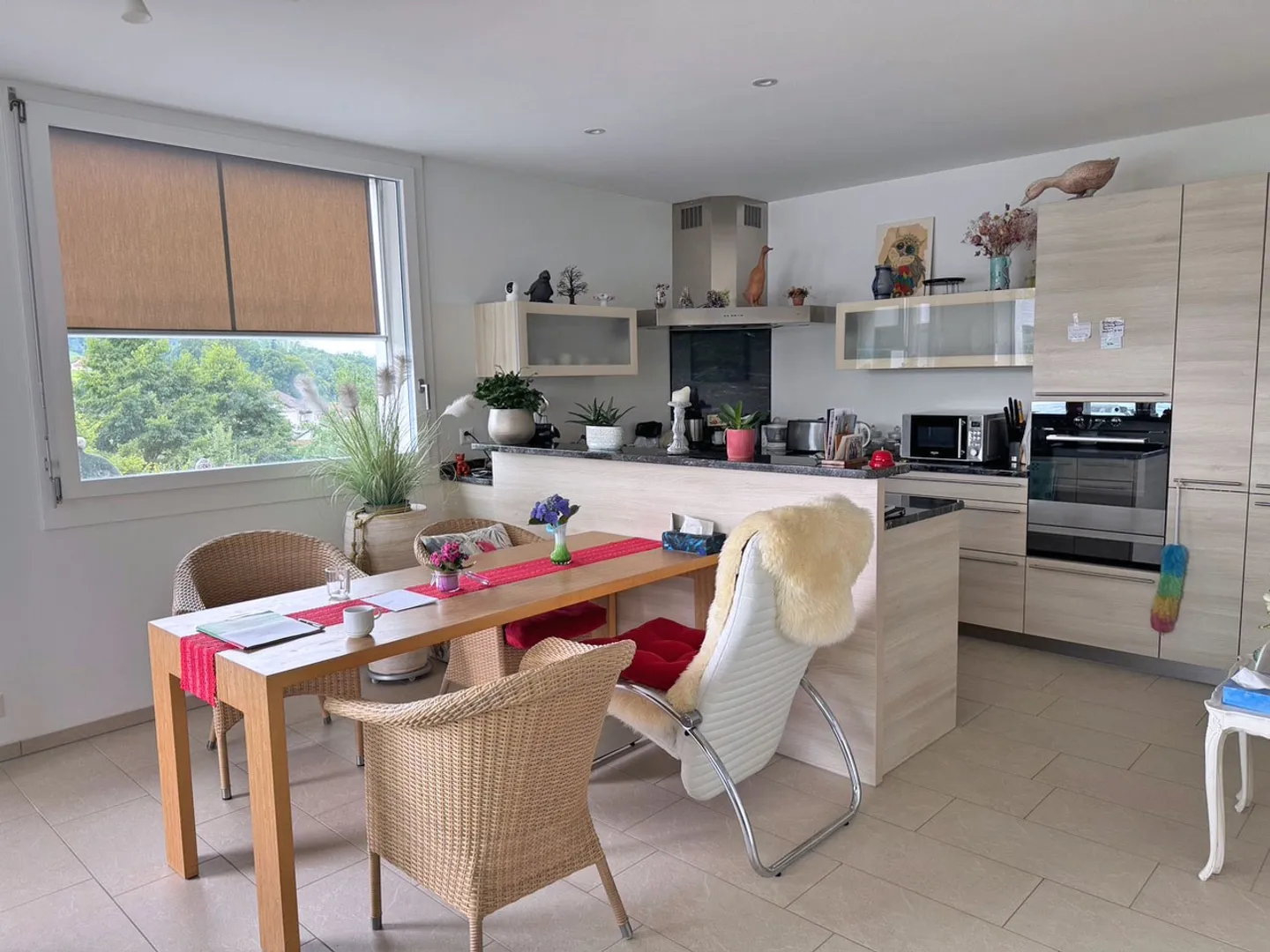 Appartement moderne de 4,5 pièces avec loggia spacieuse dans la forêt - Photo 4 sur 9