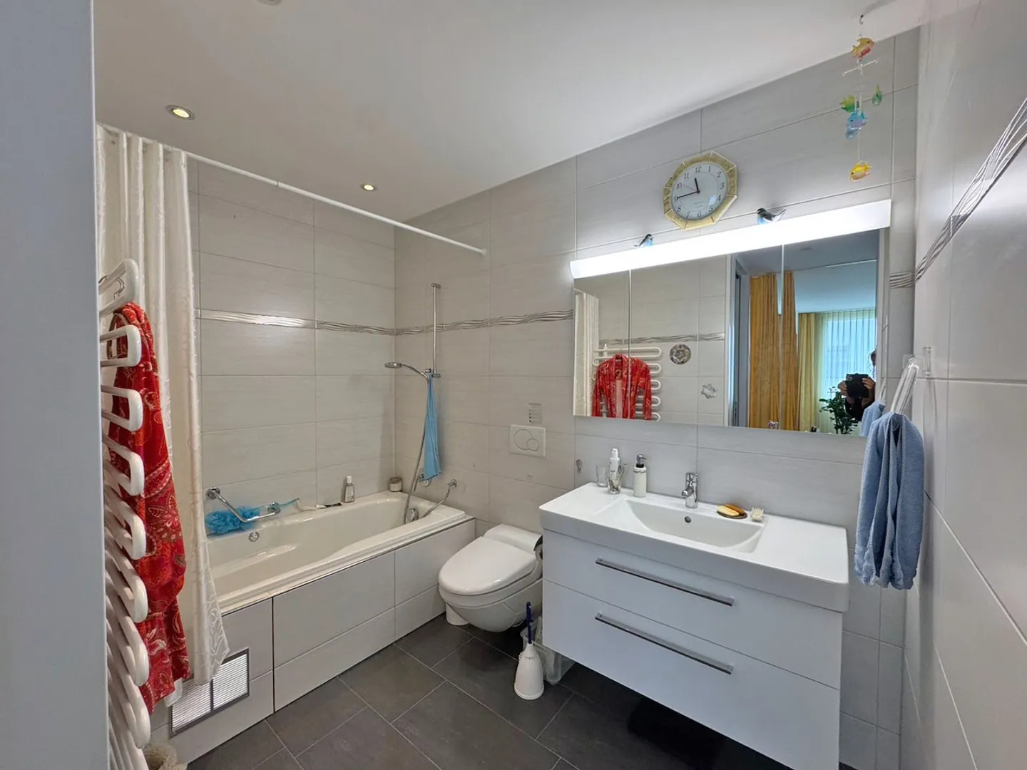 Appartement moderne de 4,5 pièces avec loggia spacieuse dans la forêt - Photo 6 sur 9