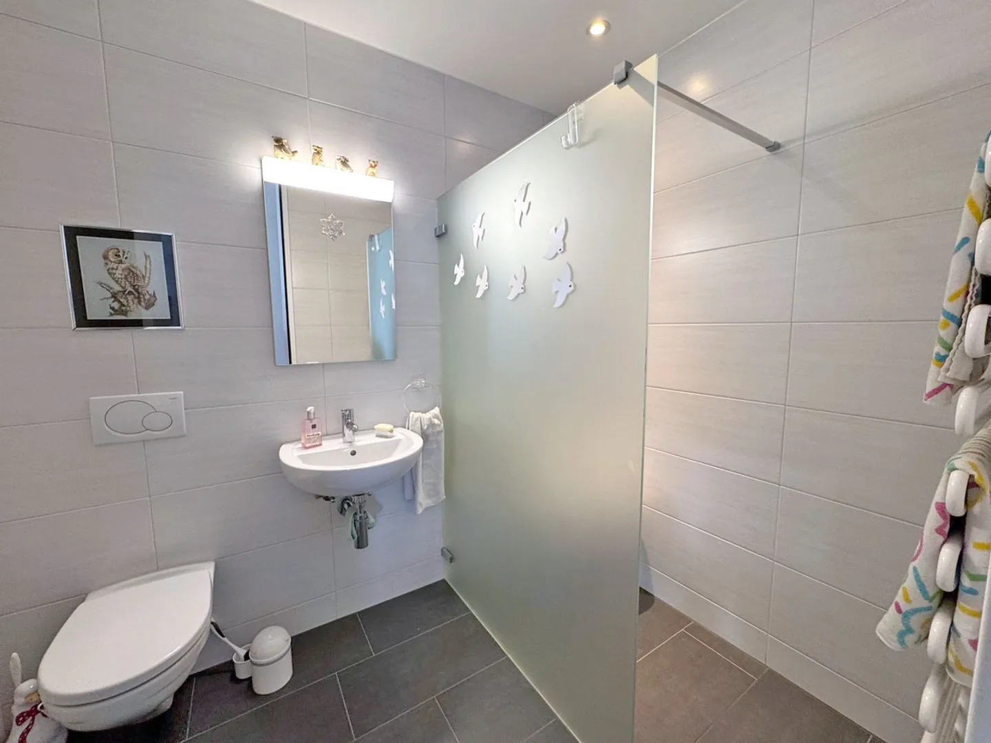 Appartement moderne de 4,5 pièces avec loggia spacieuse dans la forêt - Photo 7 sur 9
