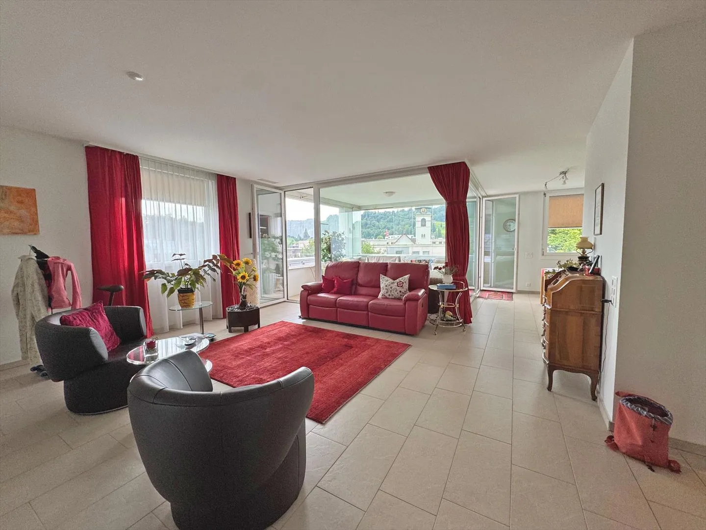 Appartement moderne de 4,5 pièces avec loggia spacieuse dans la forêt - Photo 1 sur 9