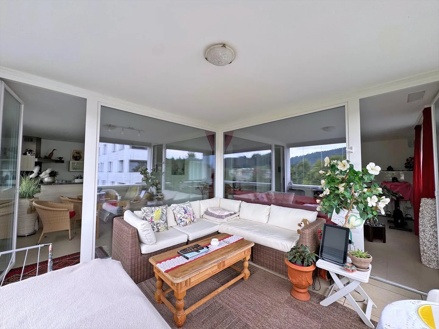 Appartement moderne de 4,5 pièces avec loggia spacieuse dans la forêt - Photo 8 sur 9