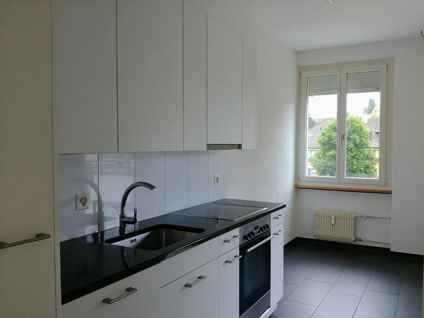 OLD BUILDING APARTMENT IN MONBIJOU! - Photo 3 of 4