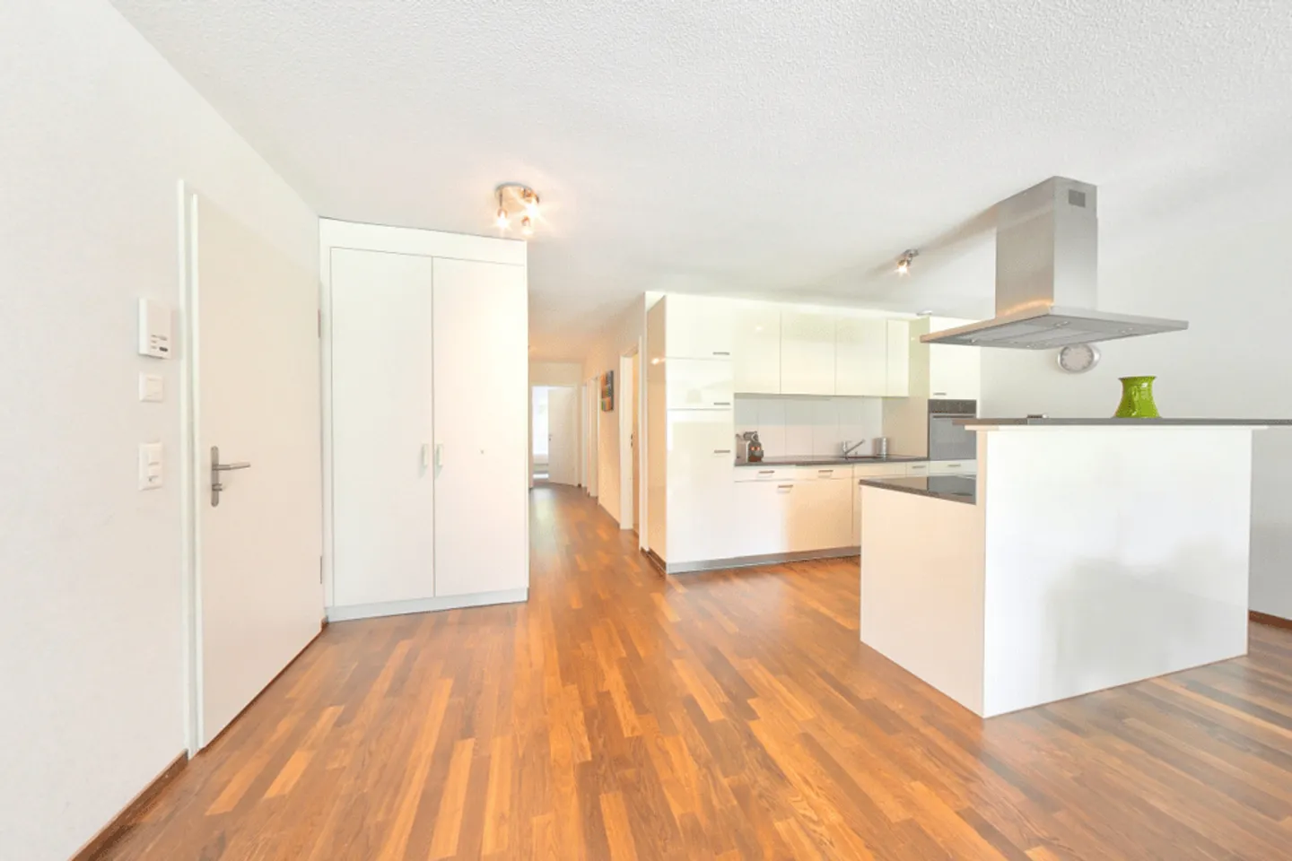 LIMITED OFFER - Elegant 2-bed Furnished Apartment with Lake Views in Morges - Photo 3 of 12