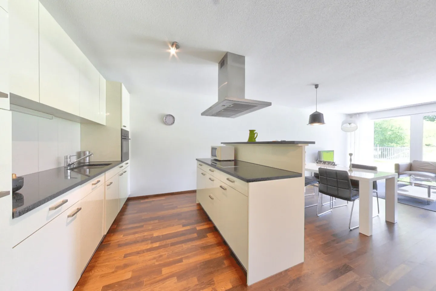 LIMITED OFFER - Elegant 2-bed Furnished Apartment with Lake Views in Morges - Photo 4 of 12