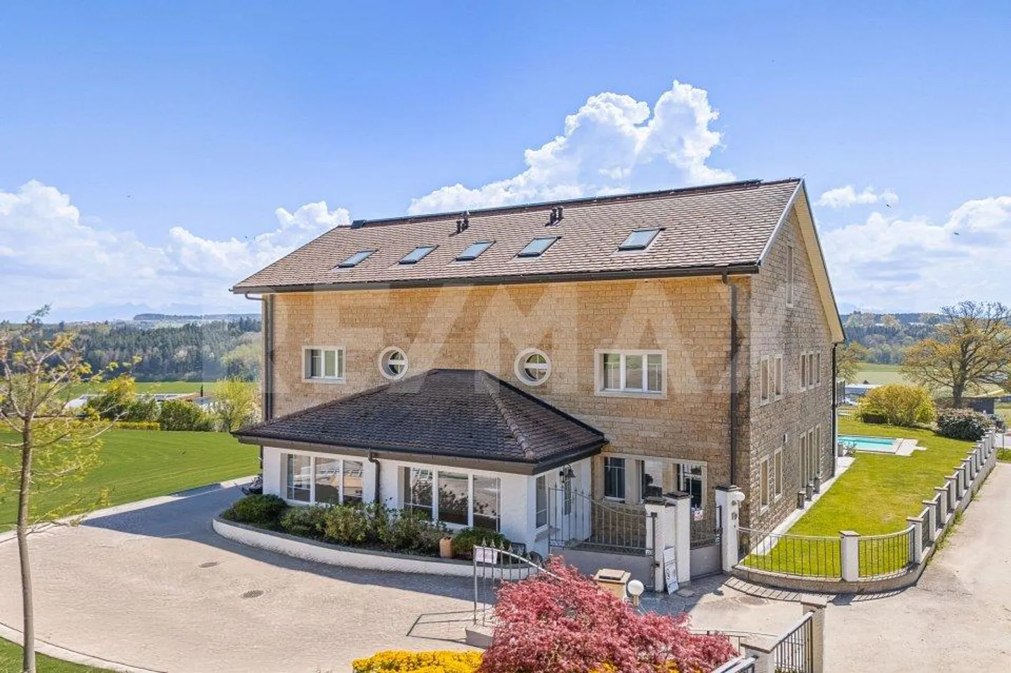 Spacieuse maison de caractère 13 pièces - Photo 1 sur 13