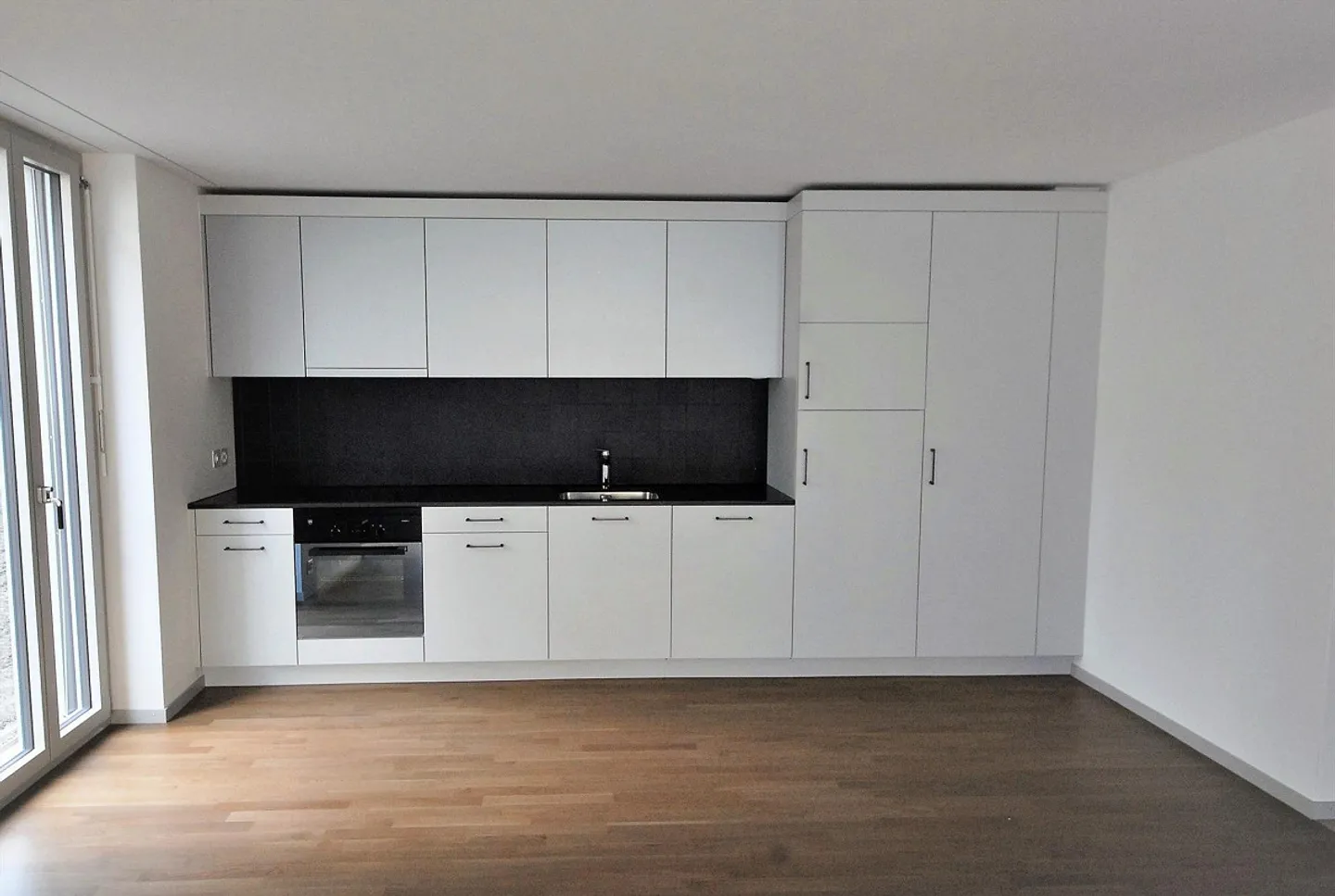 modern - spacious - central - Photo 2 of 8