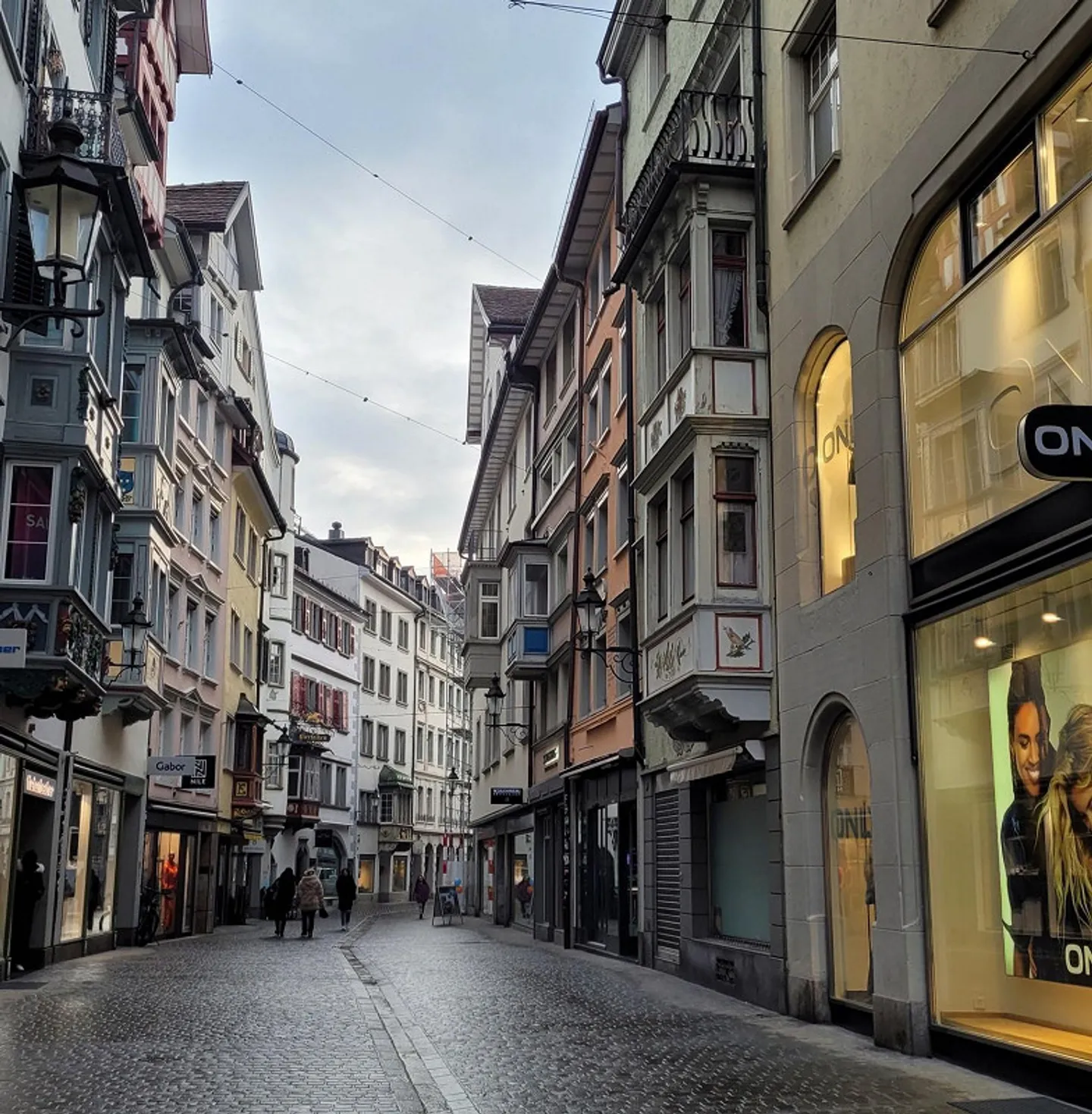 Exclusive first rental after renovation in the old town of St. Gallen - Photo 8 of 9