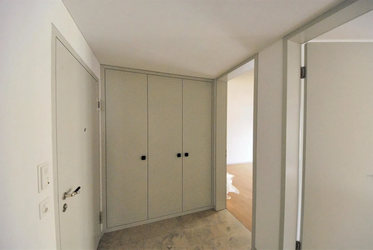 modern - spacious - central - Photo 5 of 8