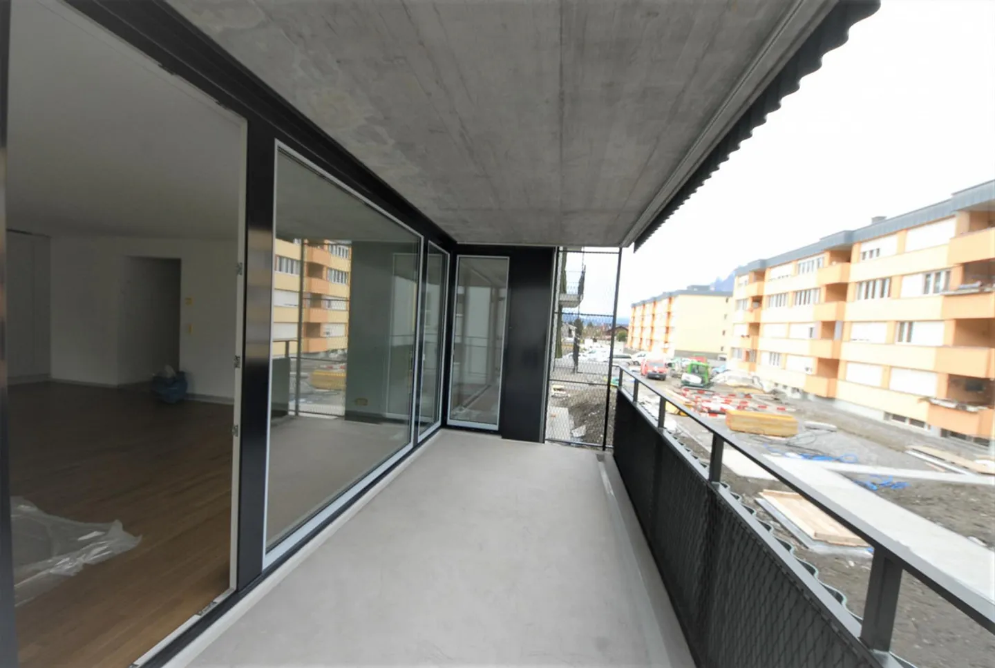 modern - spacious - central - Photo 6 of 8