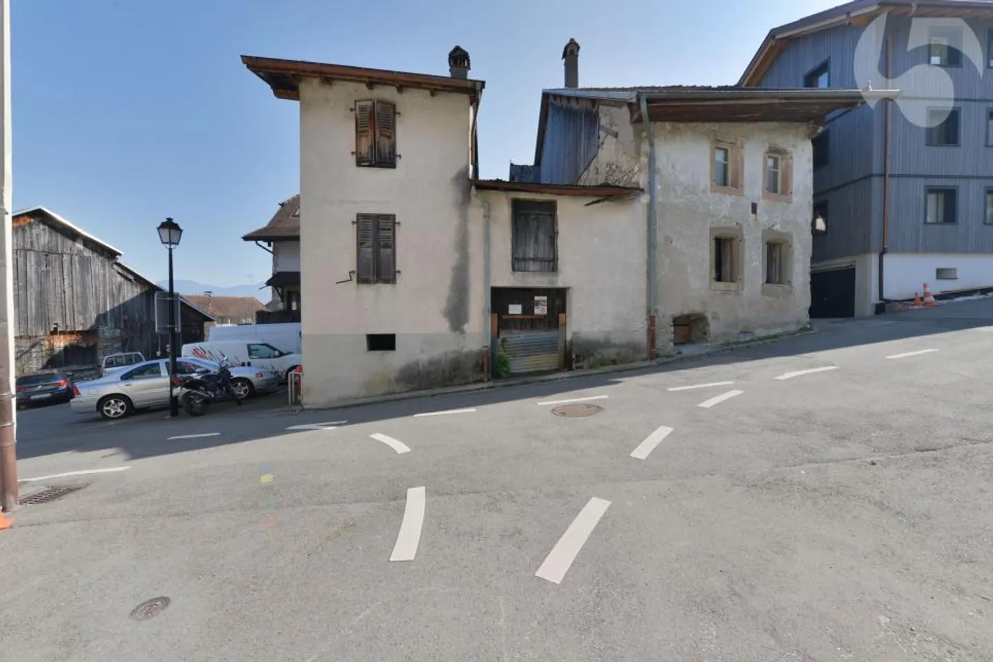 Villa bifamiliare con grande potenziale in posizione ideale - Foto 2 di 2