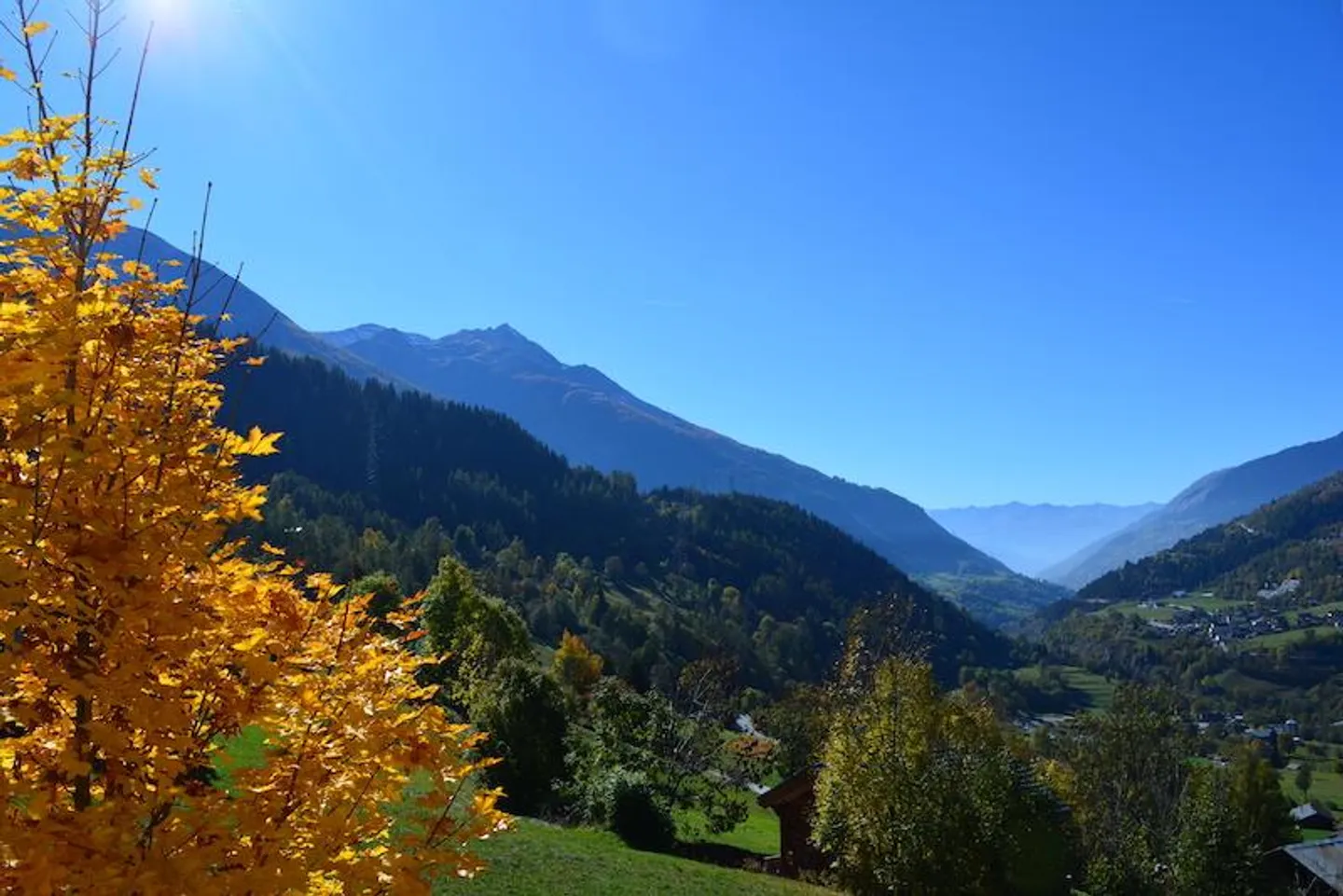Appartement d'angle lumineux de 1,5 pièce entièrement rénové avec une vue magnifique - Photo 1 sur 12