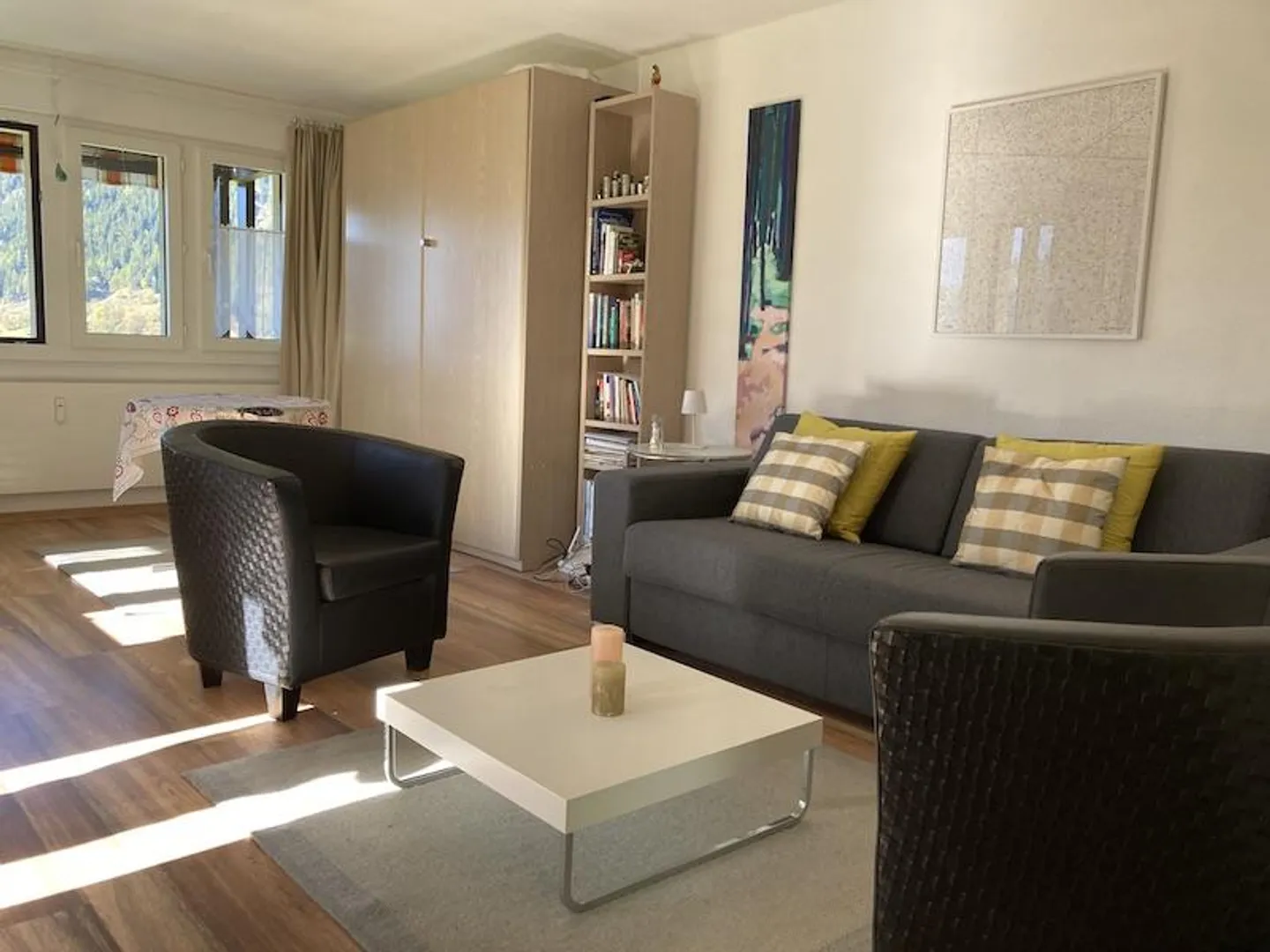 Appartement d'angle lumineux de 1,5 pièce entièrement rénové avec une vue magnifique - Photo 3 sur 12