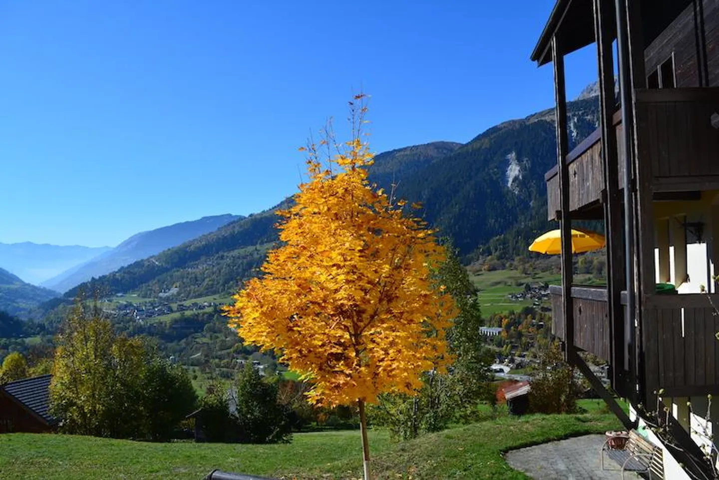 Appartement d'angle lumineux de 1,5 pièce entièrement rénové avec une vue magnifique - Photo 2 sur 12