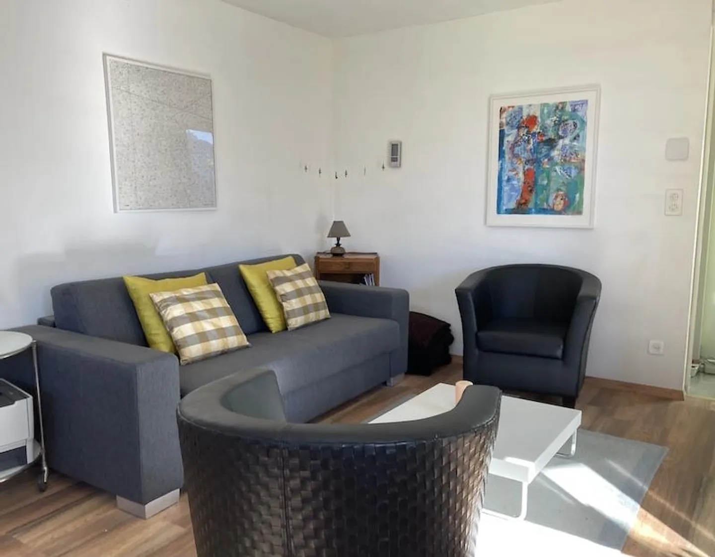 Appartement d'angle lumineux de 1,5 pièce entièrement rénové avec une vue magnifique - Photo 5 sur 12