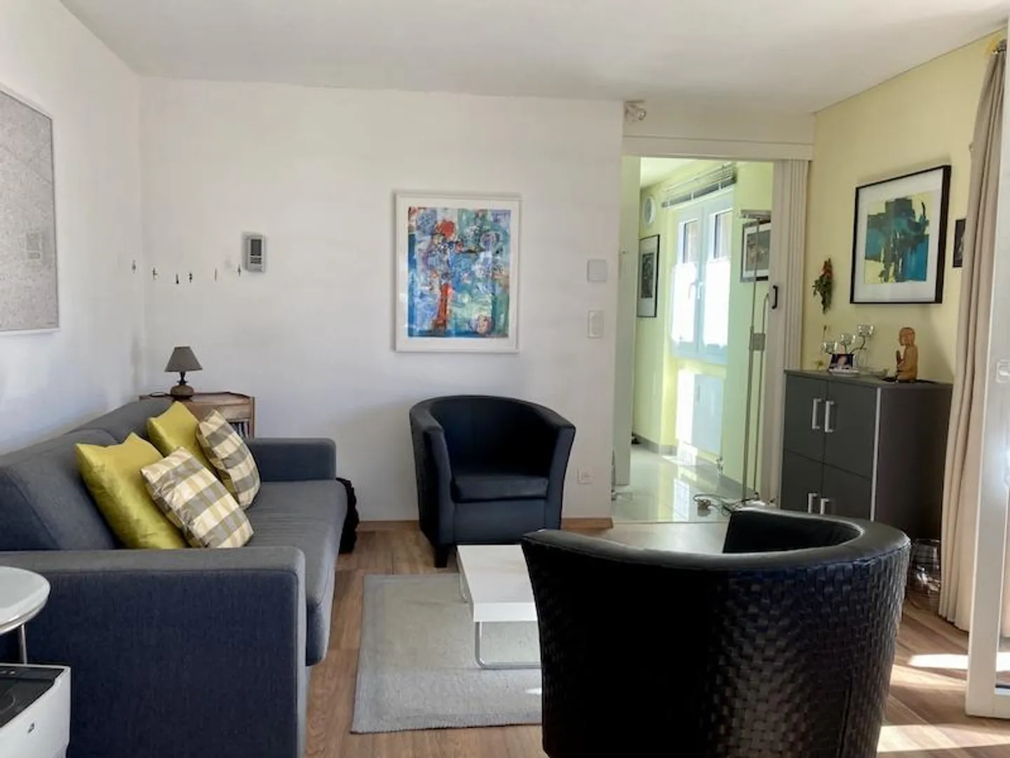 Appartement d'angle lumineux de 1,5 pièce entièrement rénové avec une vue magnifique - Photo 4 sur 12