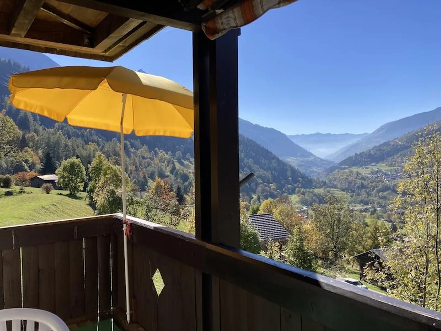 Appartement d'angle lumineux de 1,5 pièce entièrement rénové avec une vue magnifique - Photo 6 sur 12