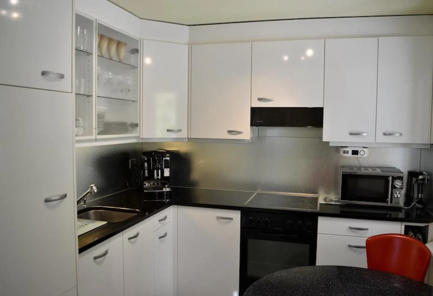 Appartement d'angle lumineux de 1,5 pièce entièrement rénové avec une vue magnifique - Photo 7 sur 12