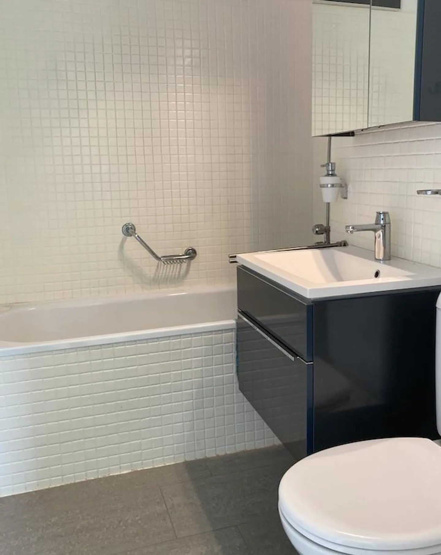 Appartement d'angle lumineux de 1,5 pièce entièrement rénové avec une vue magnifique - Photo 9 sur 12