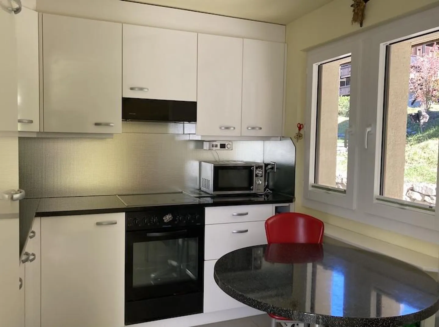 Appartement d'angle lumineux de 1,5 pièce entièrement rénové avec une vue magnifique - Photo 8 sur 12