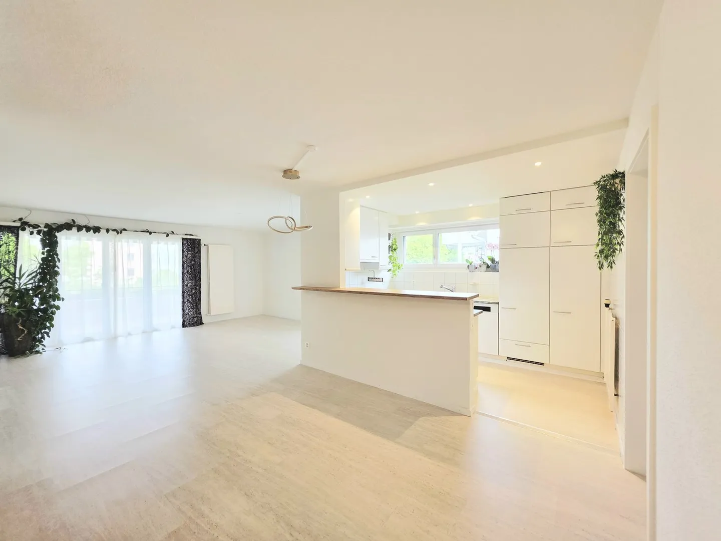 Bright 4.5-room apartment with sunny balcony for temporary rent until 30.09.2028 - Photo 2 of 13