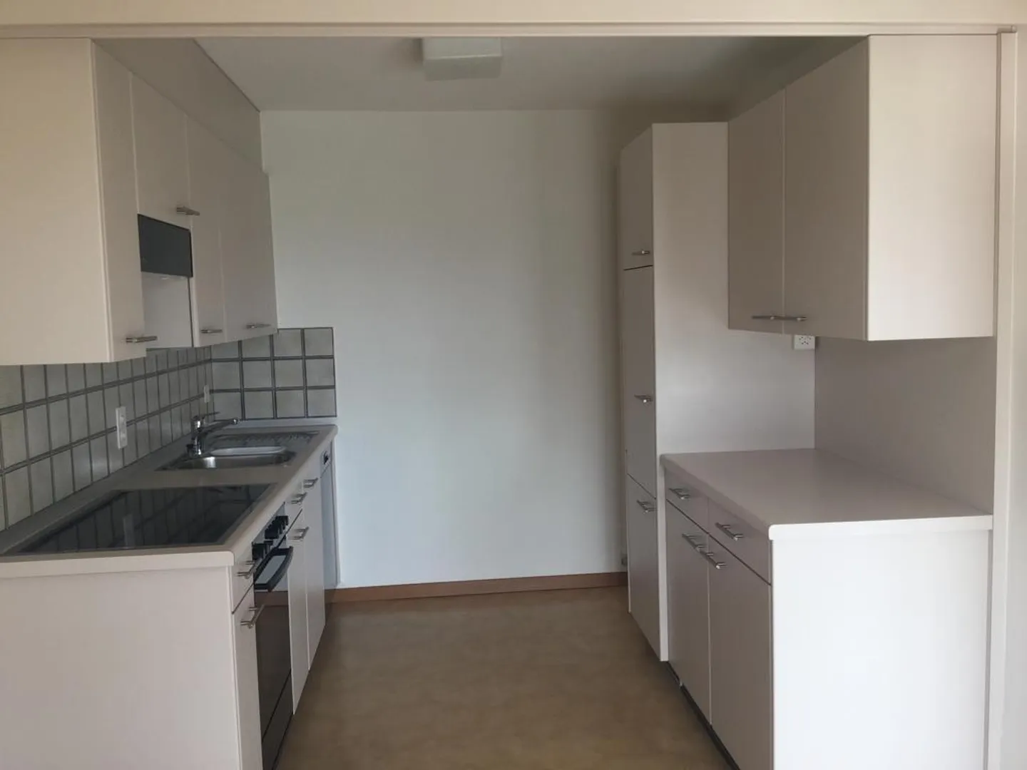 Ampio appartamento di 3,5 locali con camino in affitto - Foto 4 di 6