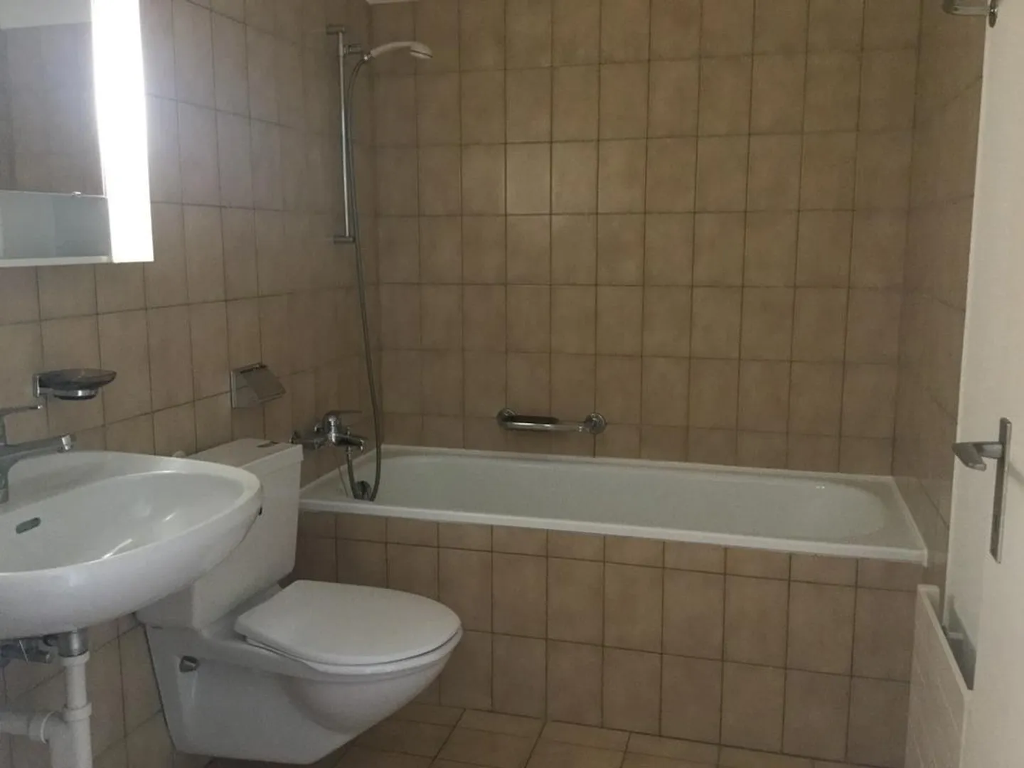 Ampio appartamento di 3,5 locali con camino in affitto - Foto 5 di 6