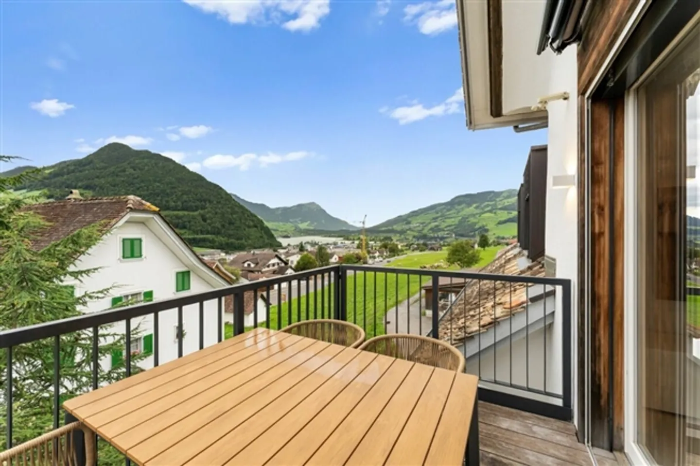 Attico elegante con vista sui Mythen, sul lago e sul verde lussureggiante - Foto 6 di 17