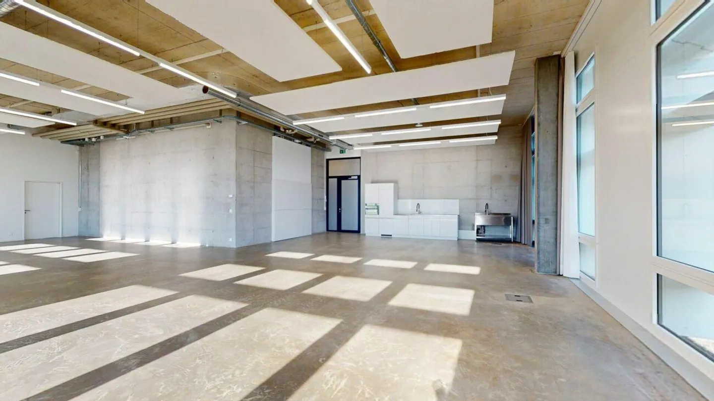 Spazio commerciale versatile e soleggiato in una posizione ben collegata - Foto 3 di 6