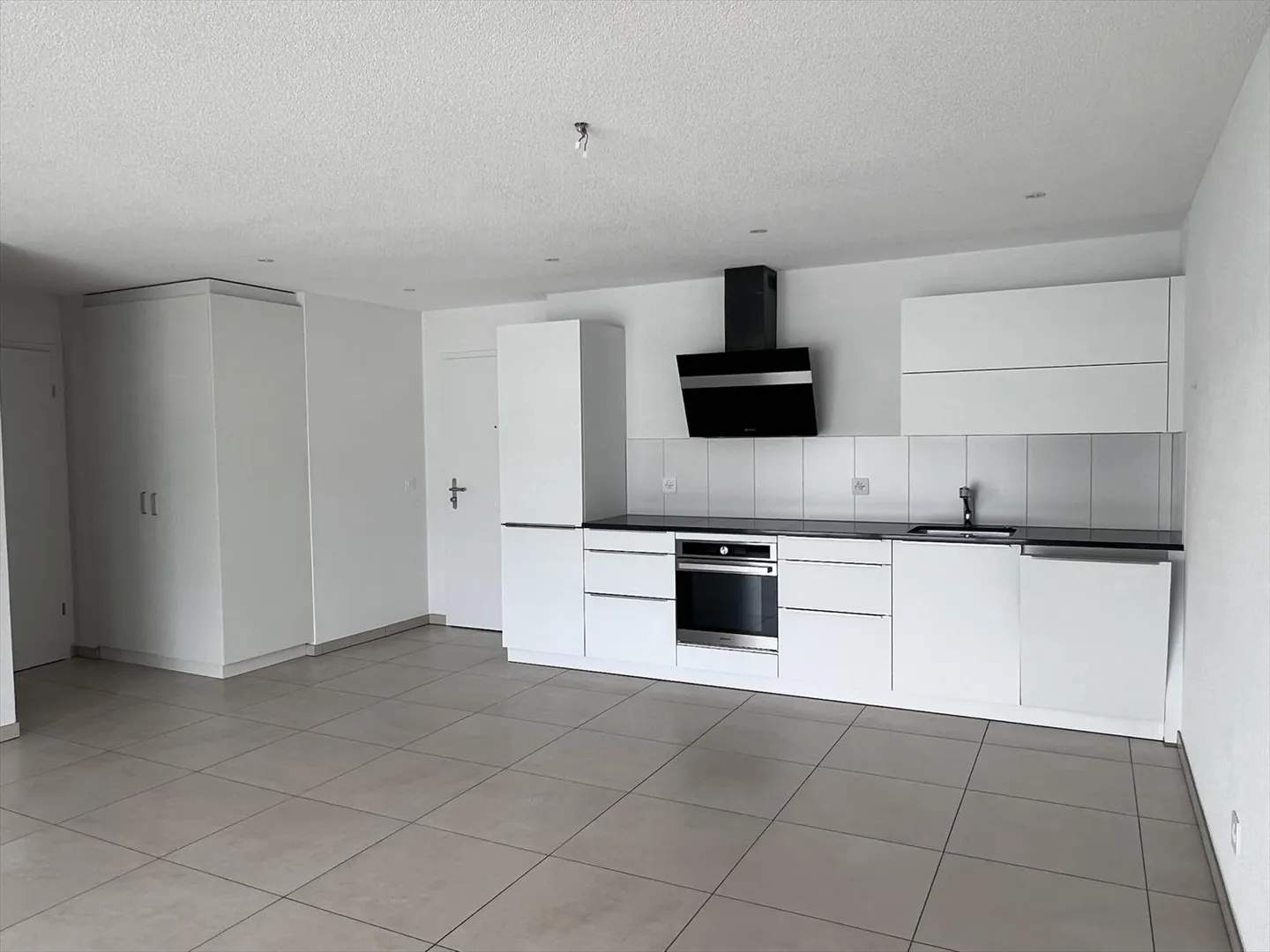 Dans immeuble récent en PPE - appartement de 2.5 pièces au 2ème étage - Photo 1 sur 6