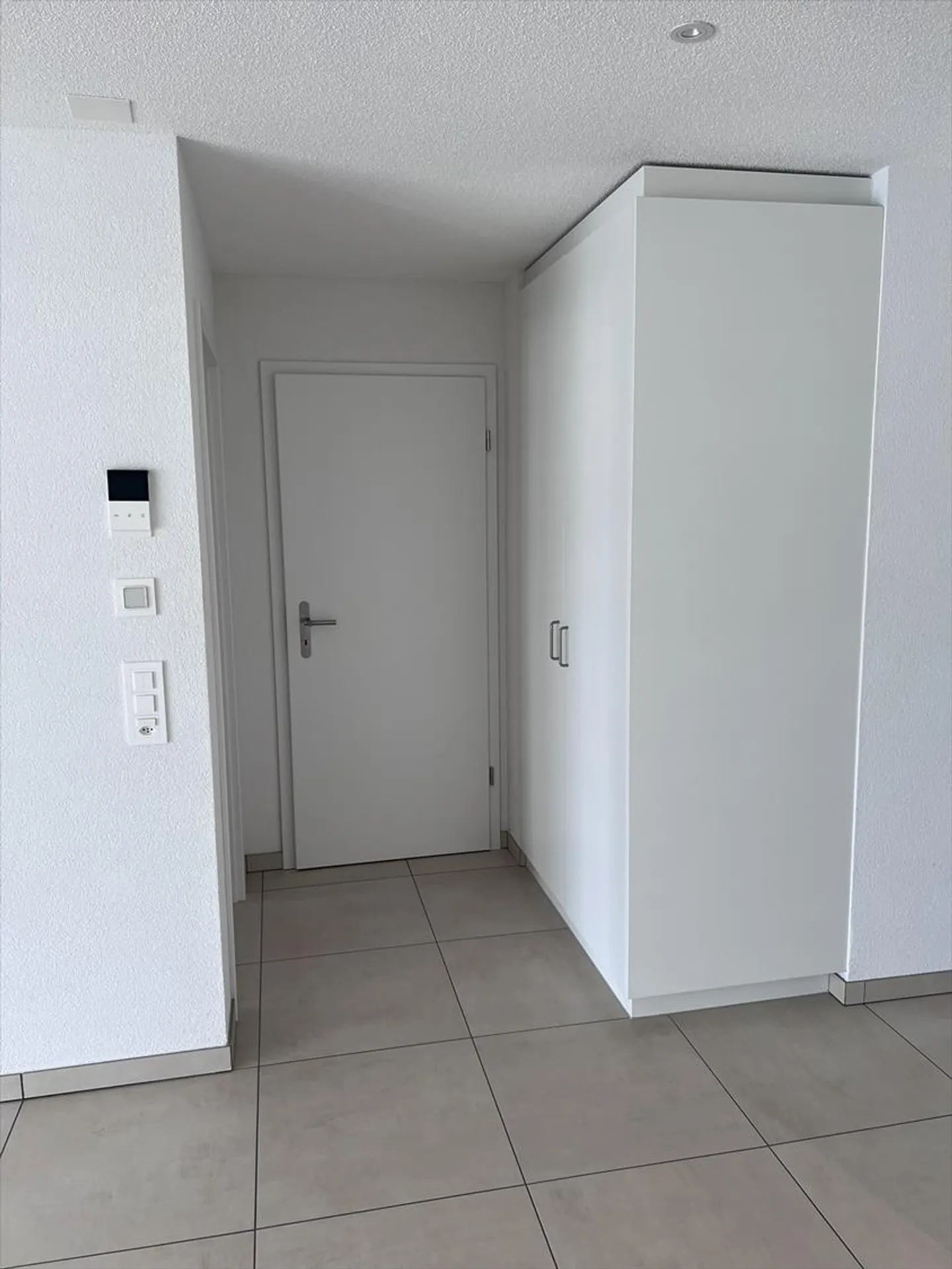 Dans immeuble récent en PPE - appartement de 2.5 pièces au 2ème étage - Photo 2 sur 6