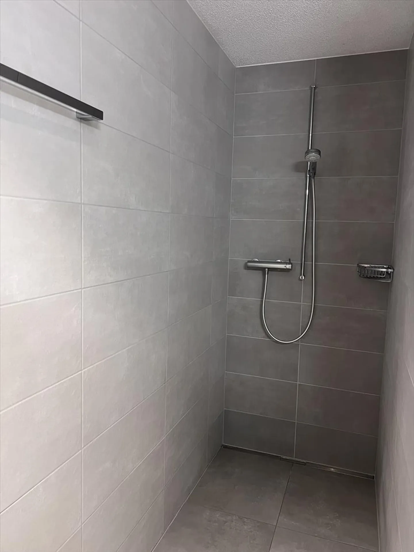 Dans immeuble récent en PPE - appartement de 2.5 pièces au 2ème étage - Photo 4 sur 6