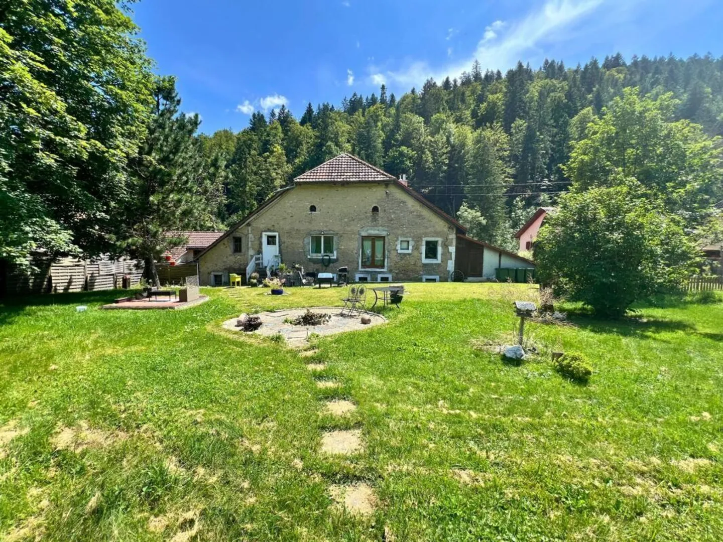 Magnifica proprietà con 2 appartamenti e un ampio giardino - Foto 3 di 18