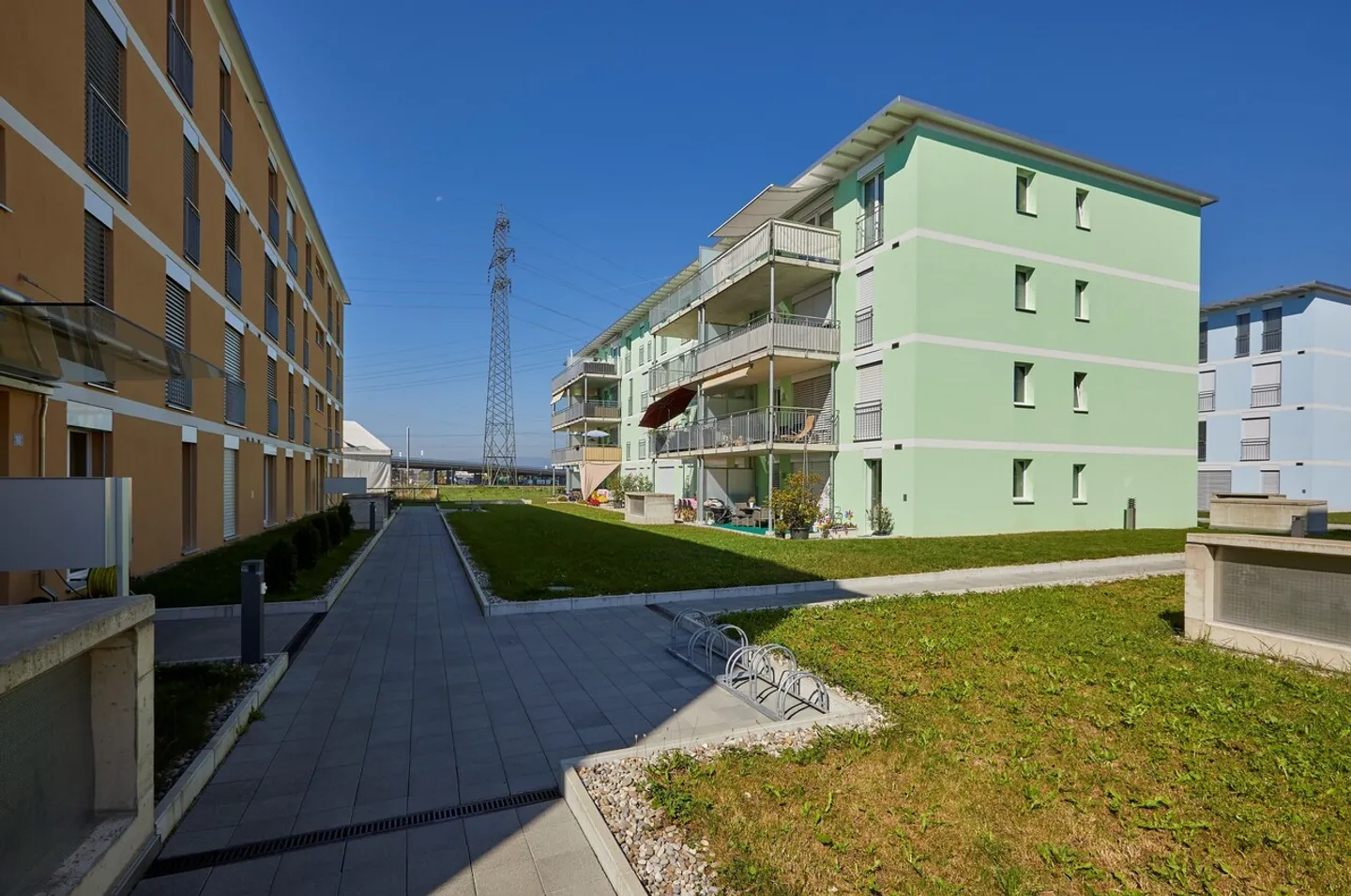 Modern 3.5-room apartment with garden seating area in Kerzers - Photo 2 of 9