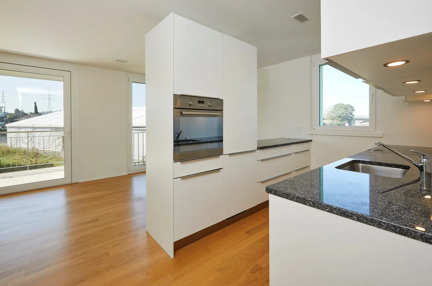 Modern 3.5-room apartment with garden seating area in Kerzers - Photo 3 of 9