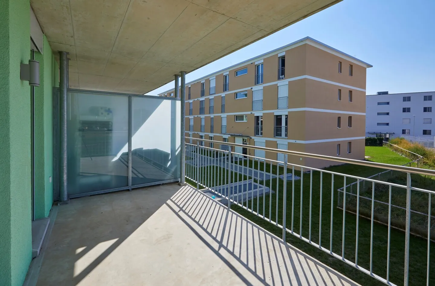 Modern 3.5-room apartment with garden seating area in Kerzers - Photo 9 of 9