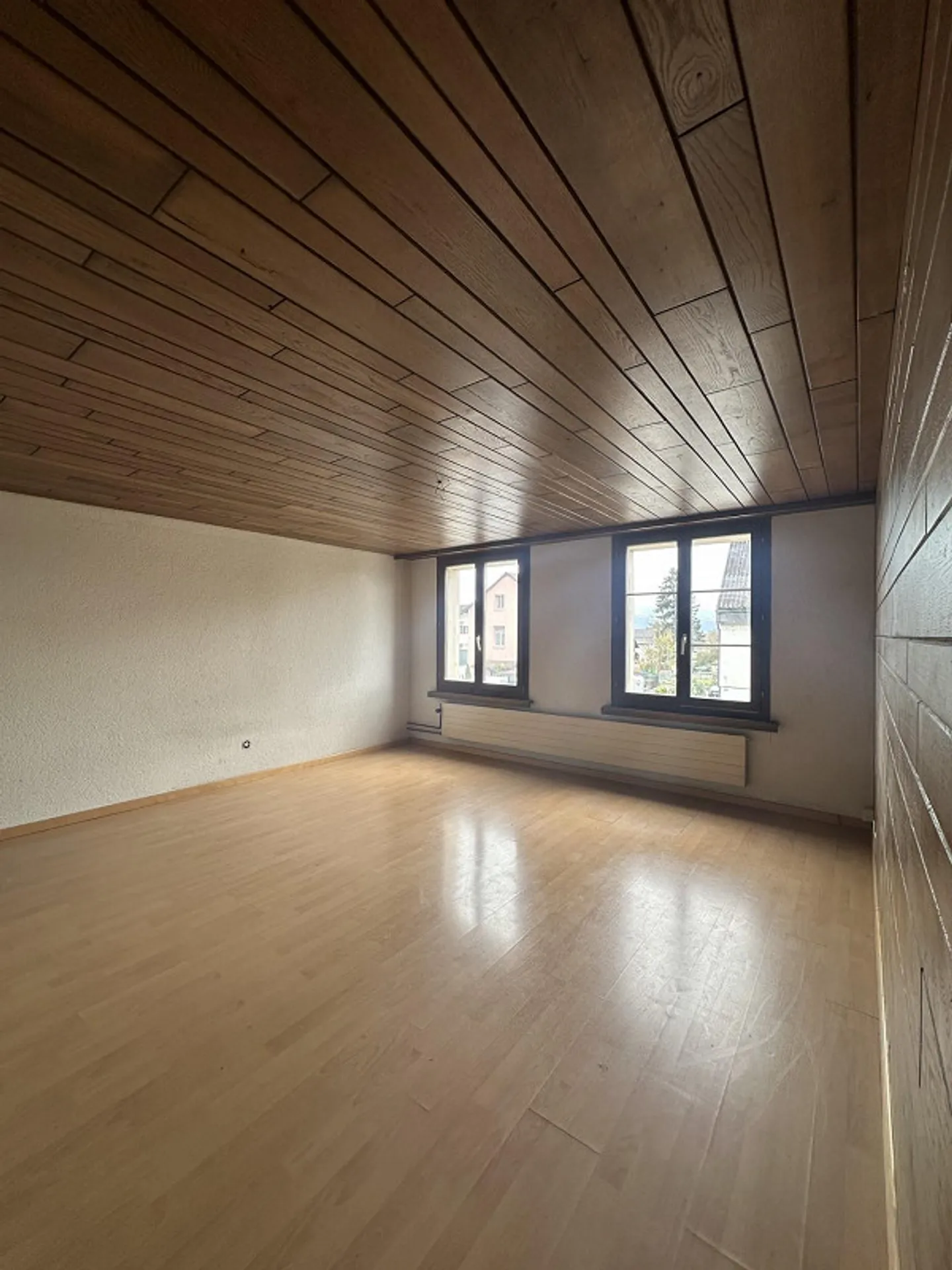 Attractive and affordable 9-room apartment with antique flair - Photo 3 of 10