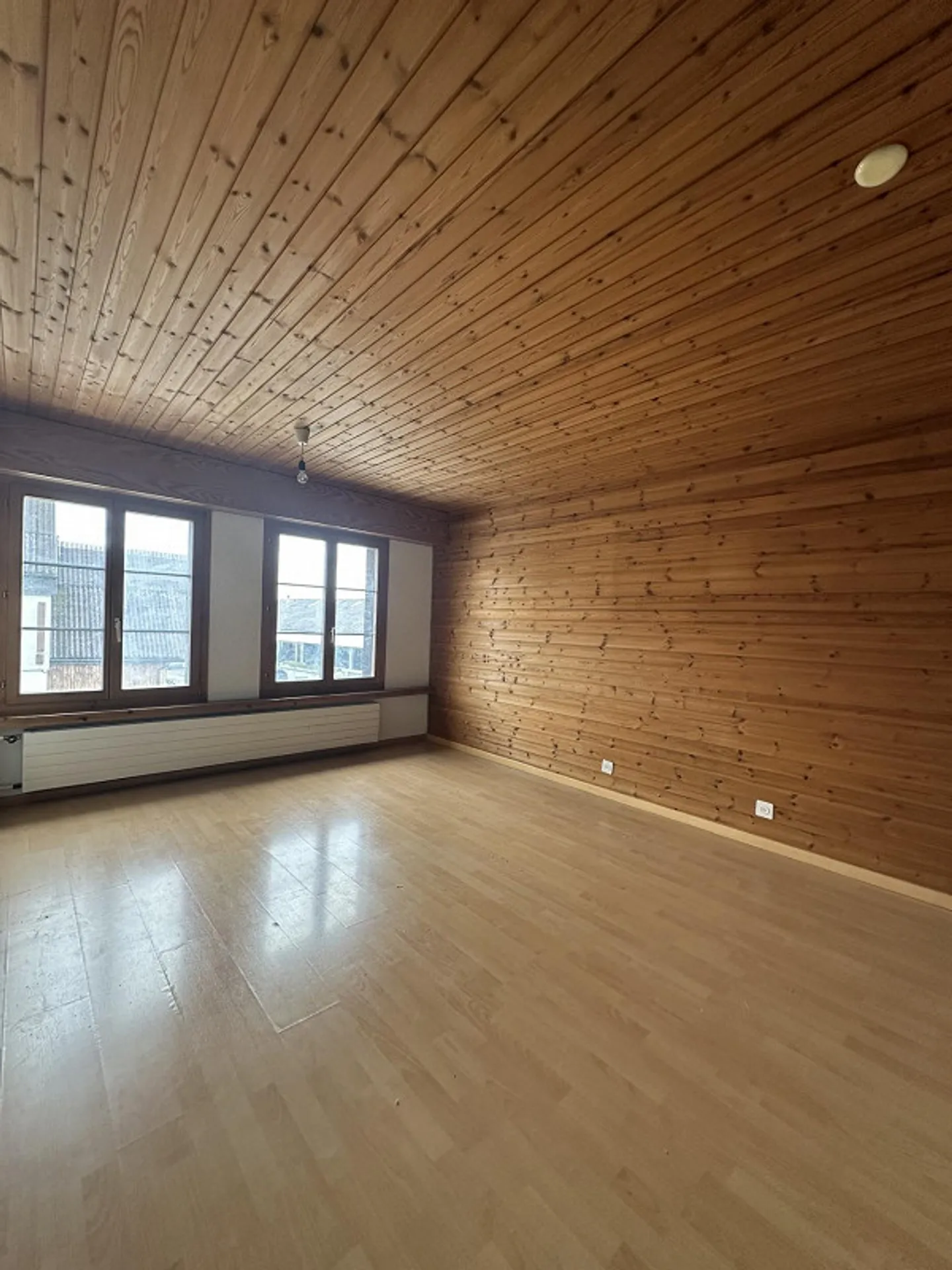 Attractive and affordable 9-room apartment with antique flair - Photo 2 of 10