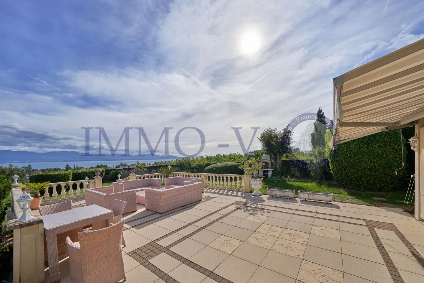 SPACIEUSE AVEC JARDIN, PISCINE ET VUE LAC - Photo 3 sur 16