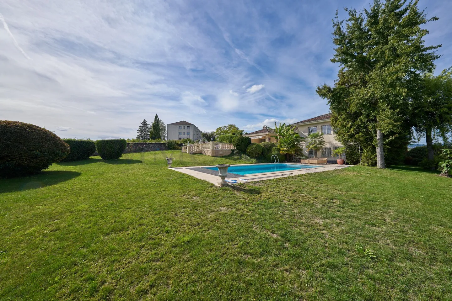 SPACIEUSE AVEC JARDIN, PISCINE ET VUE LAC - Photo 4 sur 16