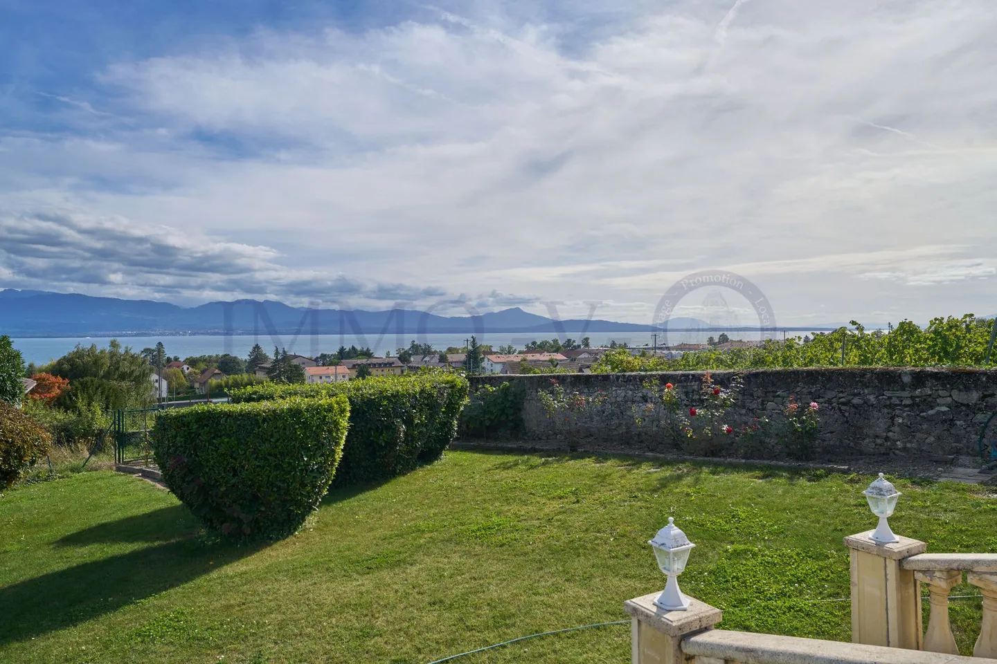 SPACIEUSE AVEC JARDIN, PISCINE ET VUE LAC - Photo 5 sur 16