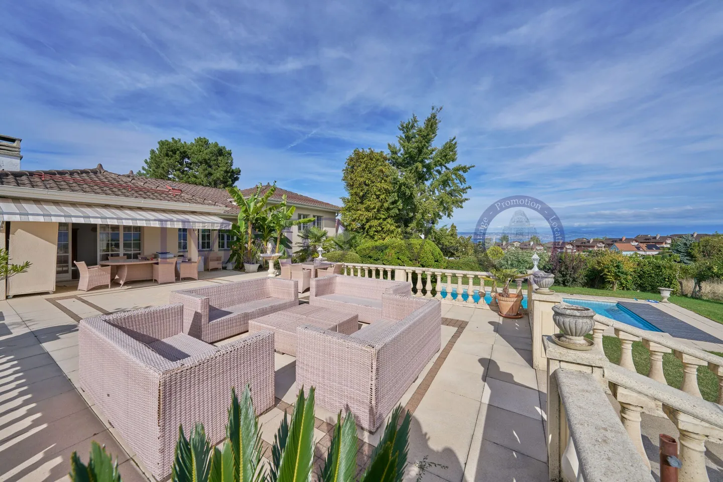 SPACIEUSE AVEC JARDIN, PISCINE ET VUE LAC - Photo 1 sur 16