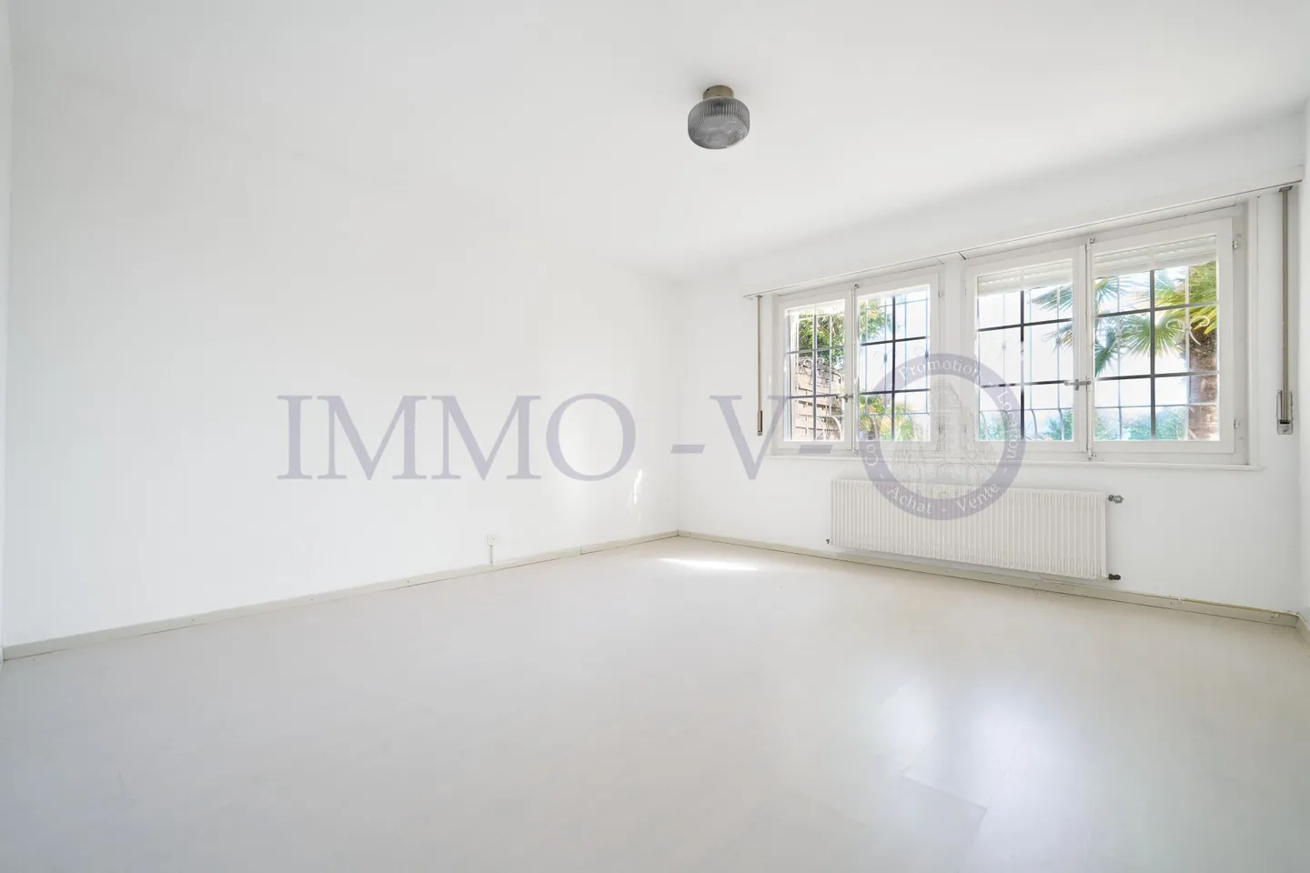 SPACIEUSE AVEC JARDIN, PISCINE ET VUE LAC - Photo 12 sur 16