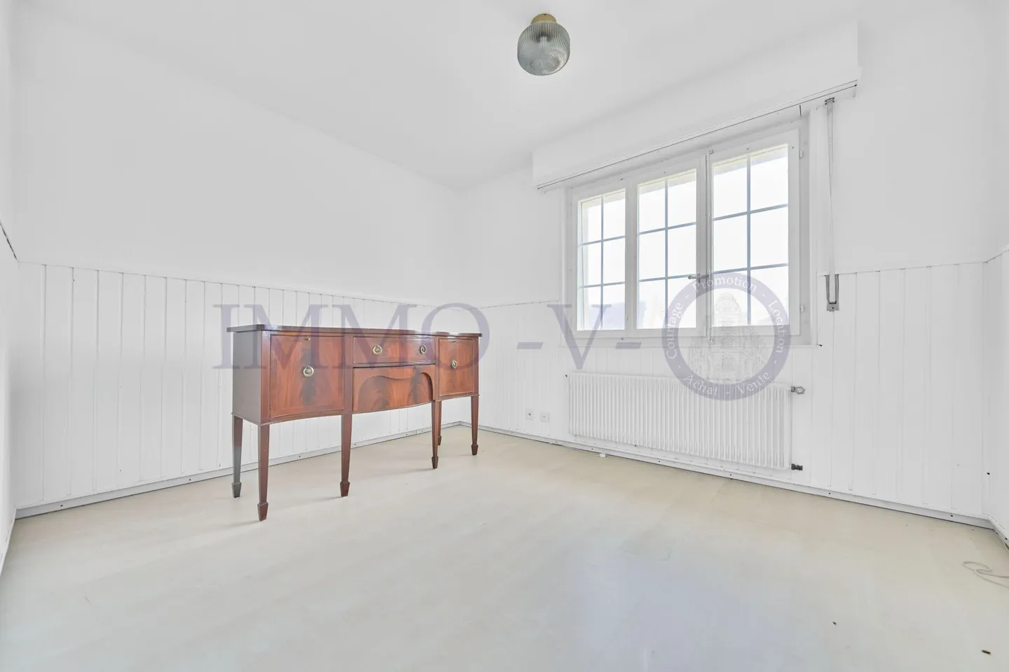 SPACIEUSE AVEC JARDIN, PISCINE ET VUE LAC - Photo 10 sur 16