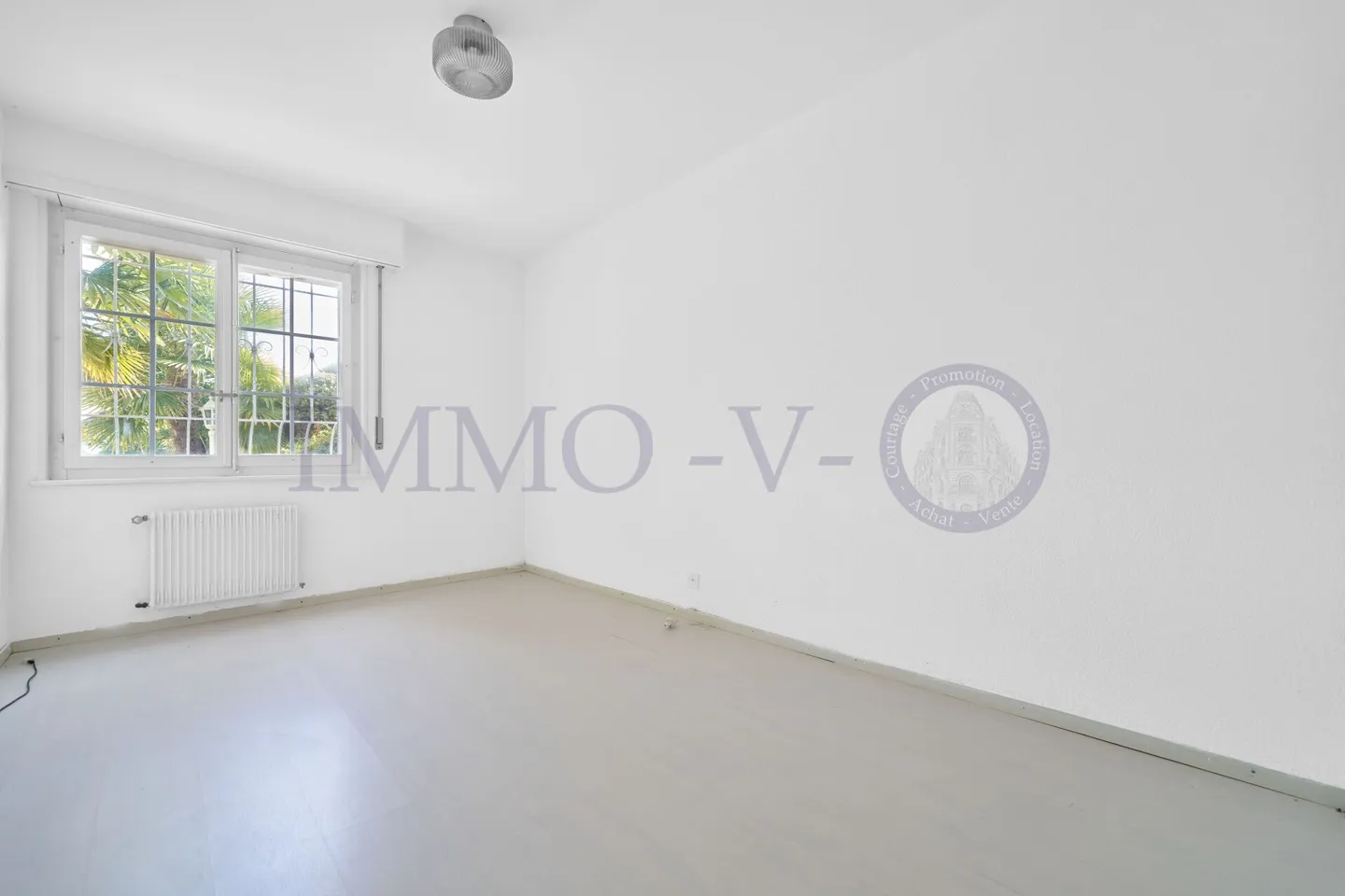 SPACIEUSE AVEC JARDIN, PISCINE ET VUE LAC - Photo 15 sur 16